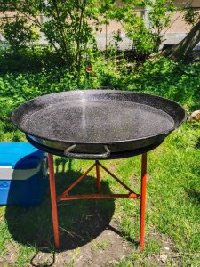 Le méga kit à paella inclut la location d'équipement à paella avec le bruleur à paella et les ingrédients à paella pour faire une paella géante à la maison